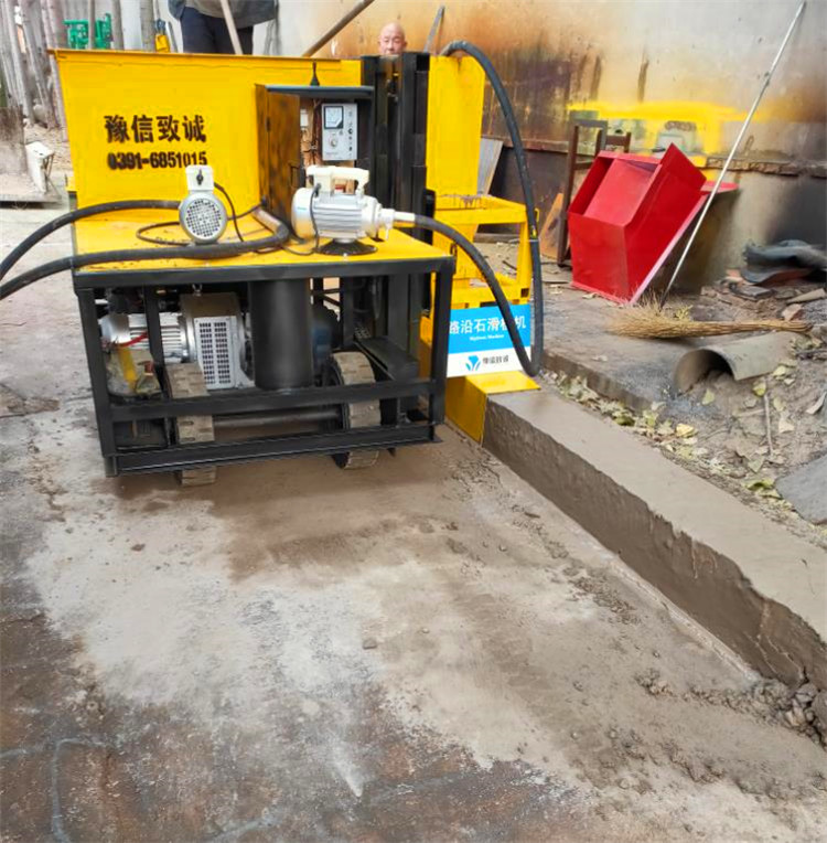 韶關(guān)25路緣石滑模成型機(jī)出廠前試機(jī)