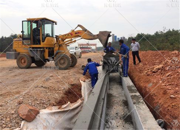 水溝臺(tái)帽滑模機(jī)